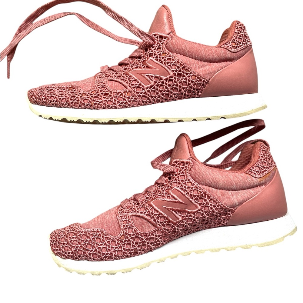New Balance 520 Women’s Pink Lace Sneakers